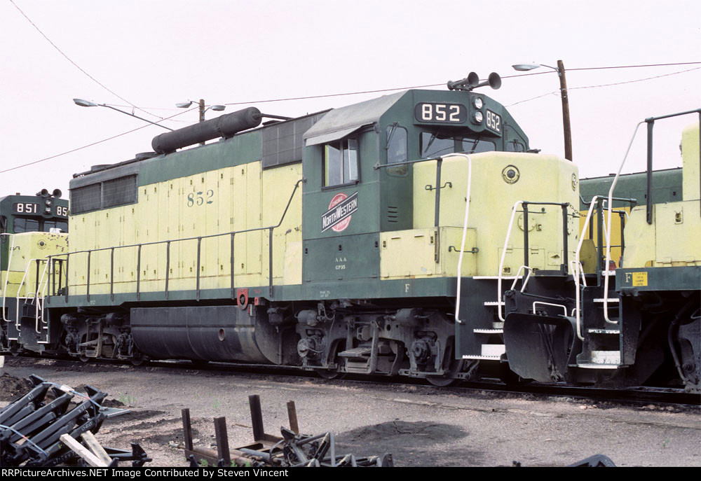 Chicago & Northwestern GP35 #852 in Zito yellow.